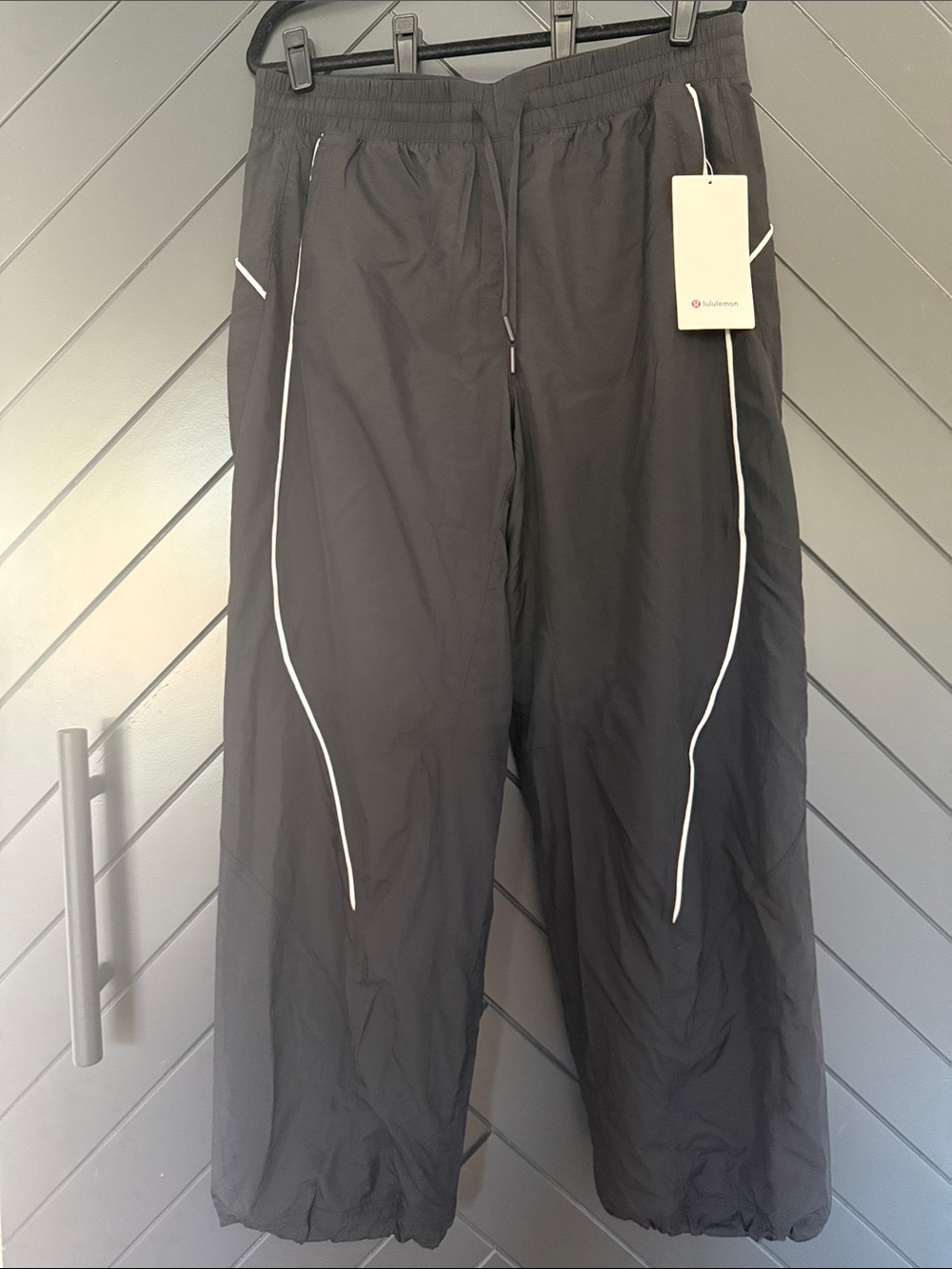 Lululemon women's License to Train black jogger with white piping